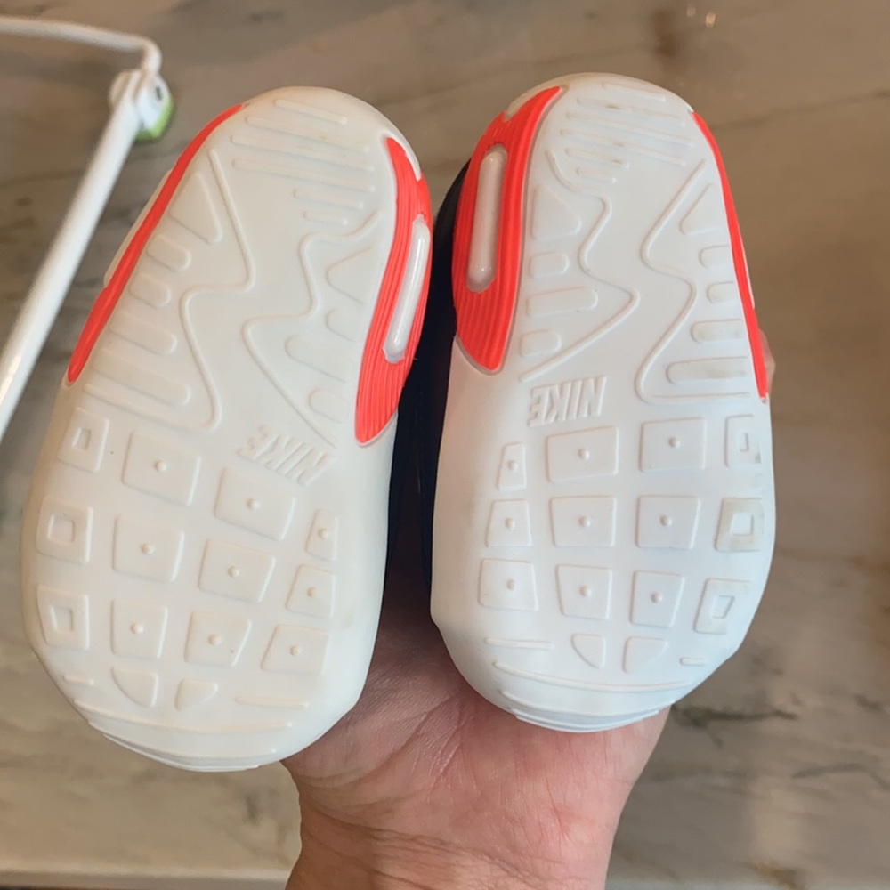 Nike shoes - Picture 3 of 4